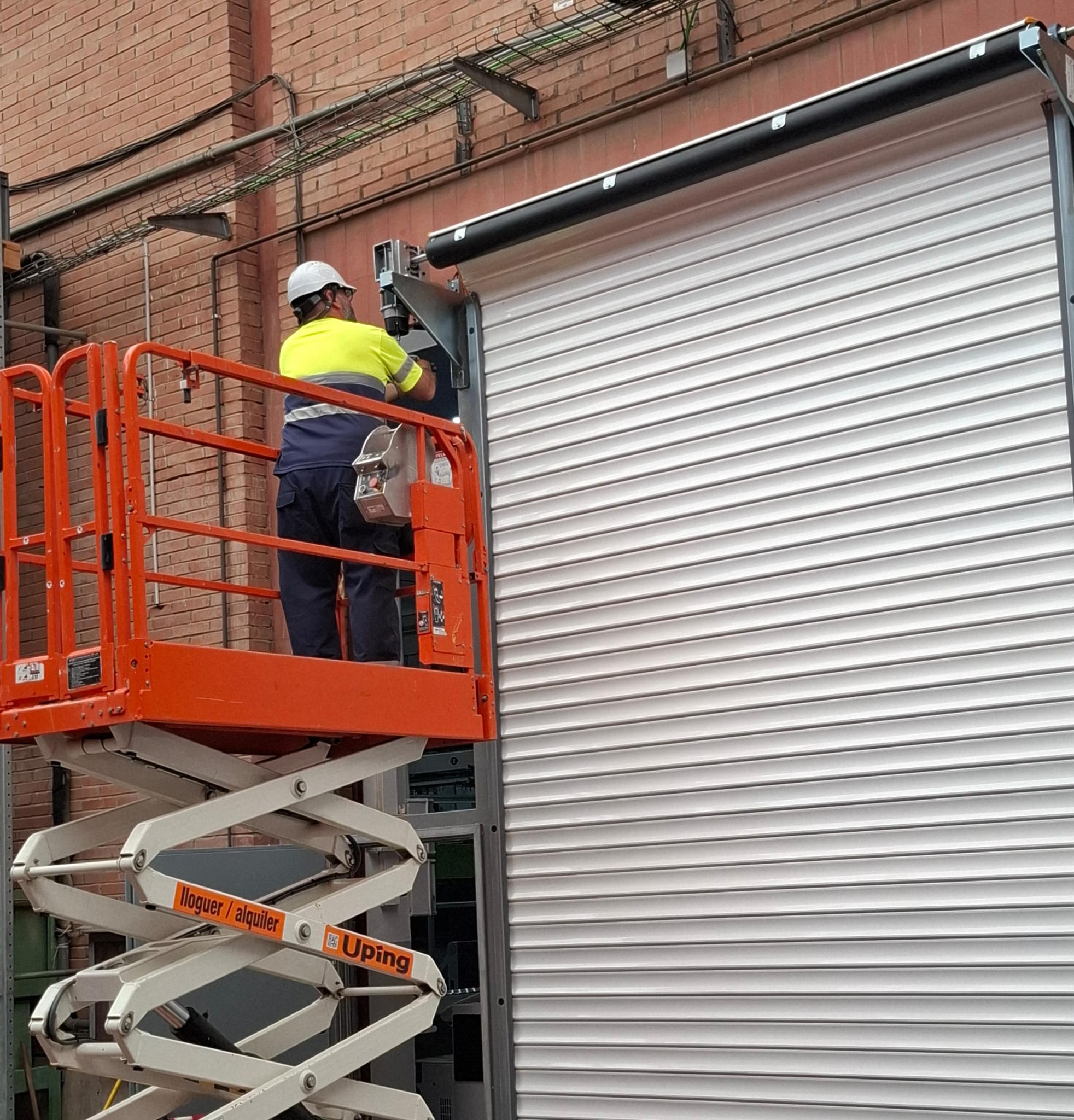 Instalación profesional de puertas industriales