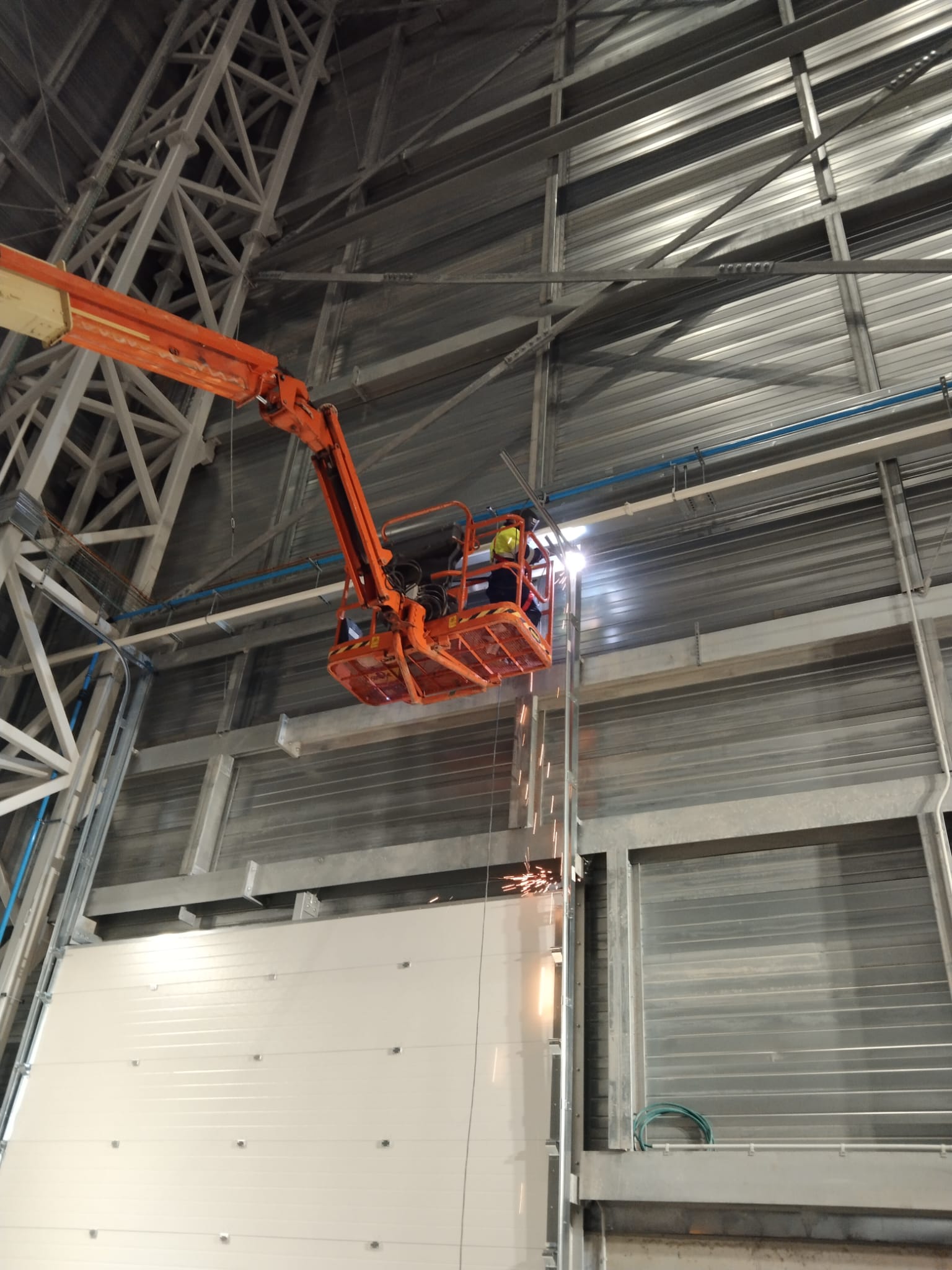 Equipo técnico en proyecto industrial